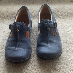 Clarks Unstructured womens shoes blue size 9 M (medium)